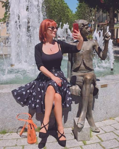 We are twin sisters #twinsisters #sisters #redhair #statue #streetstyle #frenchgirl #frenchstyle #se