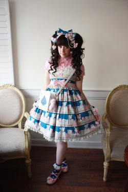 cadney:  frillypinkdreams:  cadney:  This is the Fancy Box outfit from my Lolita Transformation video~  You are so lucky to have this ;_; buhuuuu  Oh! I completely forgot to say when I posted: this version of Fancy Box is really long. I’m just over