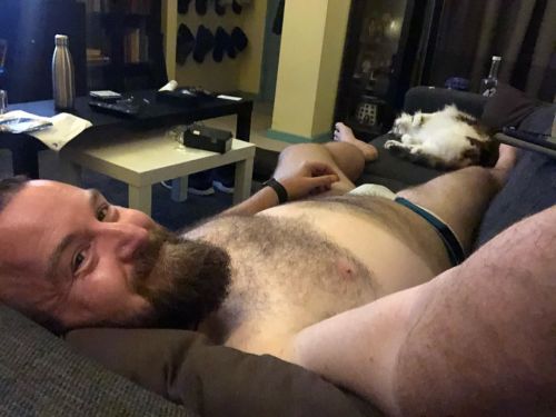 Kitty lounges just like his Dad. . #cat #kitten #kittyoverlord #gayswithcats #scruff #daddy #selfie 