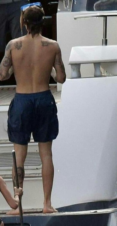 xxxtremely-pervert-gay: Justin Bieber sexy feet on holiday