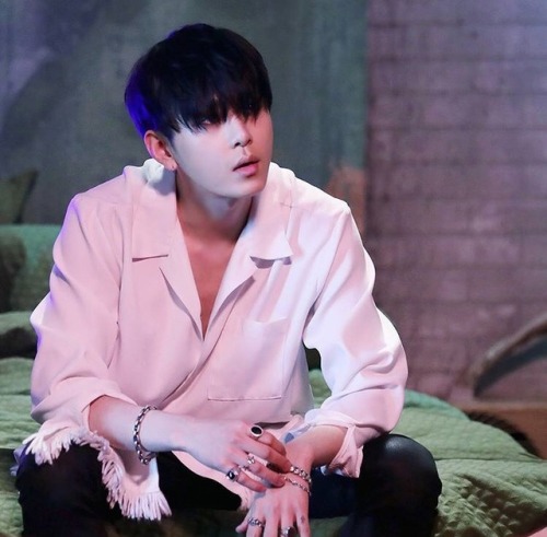 hi5hli5ht:Yong Junhyung | AroundUs Instagram Update