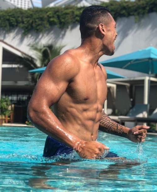 riwisimon94: look at the abs on dem fucking ripped kients! I wanna rub hot cum all ova dem beasts ab