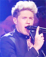 lewisandneil:  Niall performing Through the Dark on SNL 