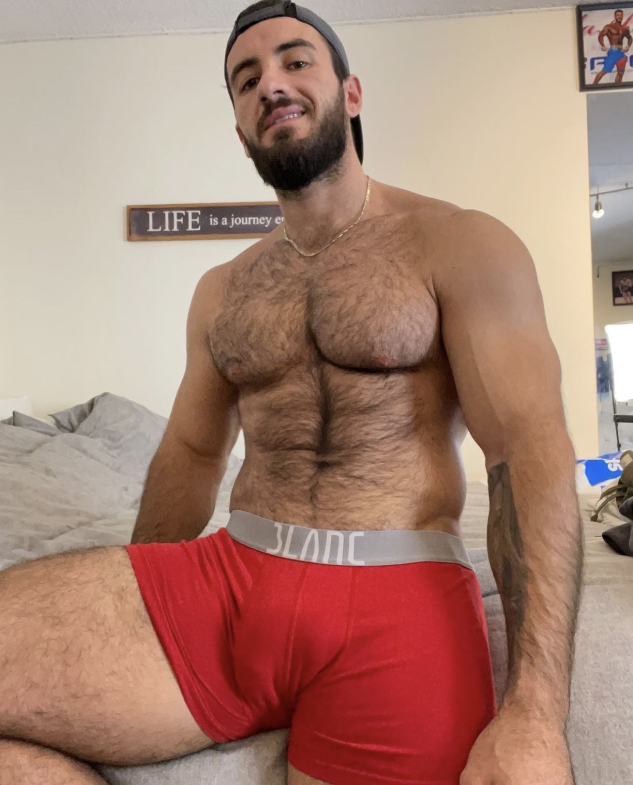 elnerdo19:Sexy Sam Vass and that furry chest of his! 🐻 🐺 💪🏼 🥩 ❤️😍🥰😈