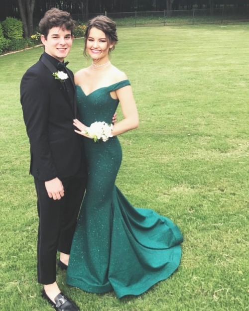 An elegant emerald green gown is always a good idea! #whatpromdress #jovanidress #jovanifashions #oo