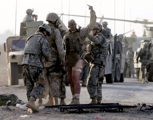 scrublord–supreme:Gunnery Sgt Michael Burghardt of the EOD Corps flipping the bird to an unsee