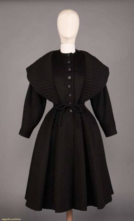 DRAMATIC LILLI ANN WOOL COAT, 1950sBlack wool 1950s coat w/ convertible collar to cape, long sleeves