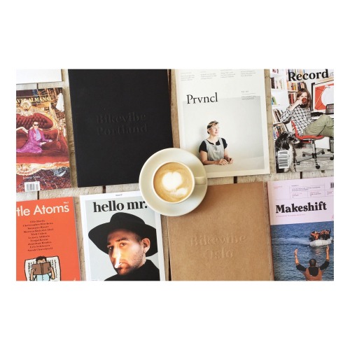 Hello Monday! We start into this wonderful week with lots of new magazines in our store. Say hello t