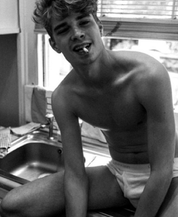 smoking-in-a-dark-paradise:   Hey there!