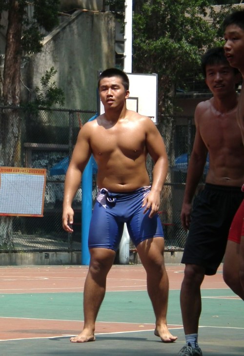 monkbear110: liekdance: Sexy Basketball Player’s Bulge バスケ・・・かと思ったら、ドッジボール？がちむちなガタイにぴちぱんもっこり