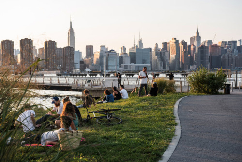 This cozy waterside park packs a lot into its small square footage: there’s an open lawn for r