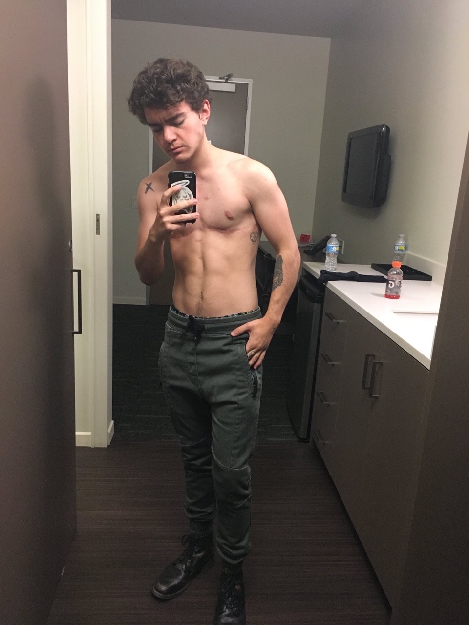 elliots-fletchlings:Back on the Shameless set
