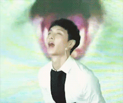 laygion: yixing needs to imitate the photo on screen lol
