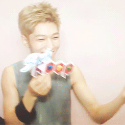 chandoo:  myungsoo’s secret to taking a good selca: having a perfect face ‘warm’