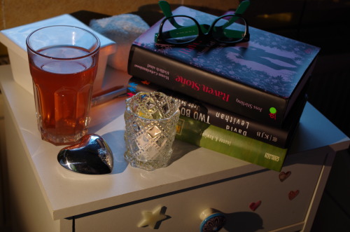 Tag 25Dein HerbstabendWieder dieses Glas Tee und die Bücher, die ich grade lese, zusammen mit meiner