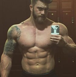 thick-sexy-muscle:  Muscle hunk Garrett