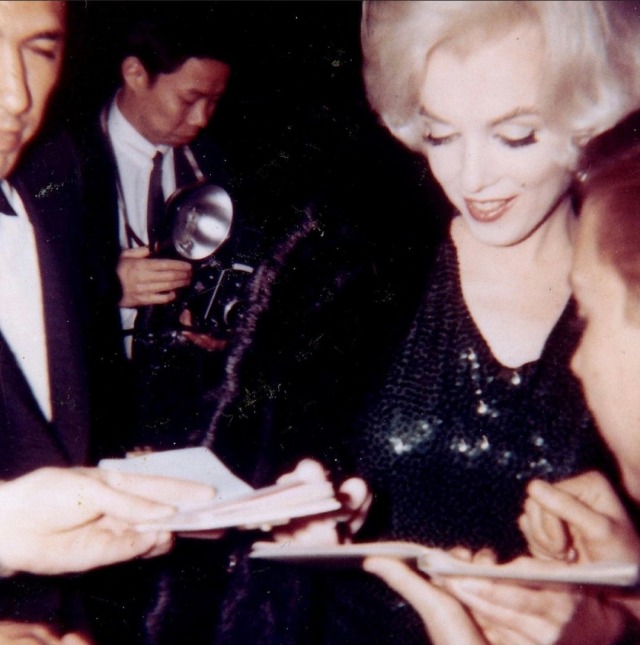 Marilyn signs autographs at the 1962 Golden Globes ⭐?