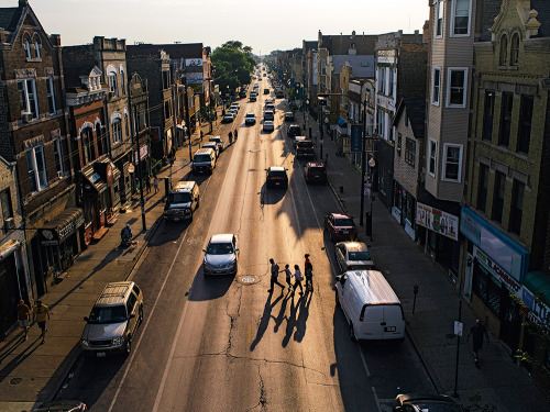 enroutemagazine: In Pilsen, Chicago, a different kind of sunset boulevard.Scène de rue dans P