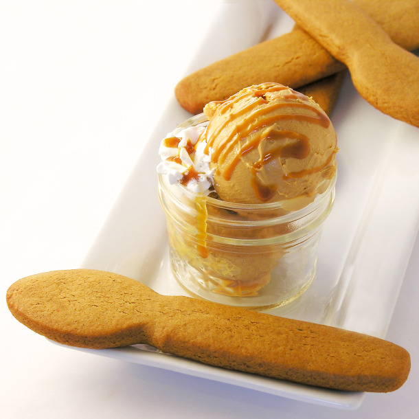 foodffs:  Caramel Gelato with Gingerbread Spoons  Really nice recipes. Every hour.