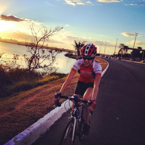 gustavoguru: #roadbike #strava #stravaproveit #cycling #bike #bikegirl #sunset #perdidosnatrilha