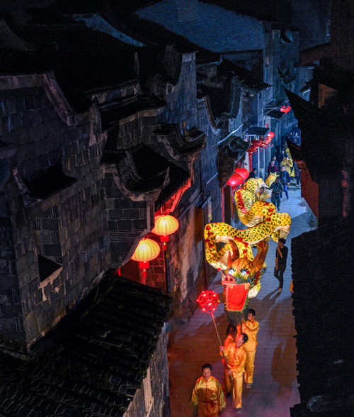 fuckyeahchinesegarden: Dragon lantern | Happy Lantern Festival / Yuanxiao Festival 元宵节快乐 精彩的春节活动