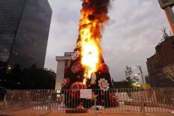 blog-mons:  Mexico 13-12-2013Protesters burn