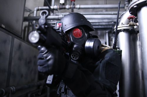 residentevilrevelations:Resident Evil: Revelations - Cosplay (Part 2)