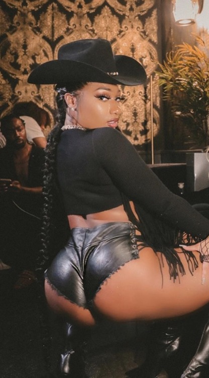 prettyvixenavenue:thee stallion 