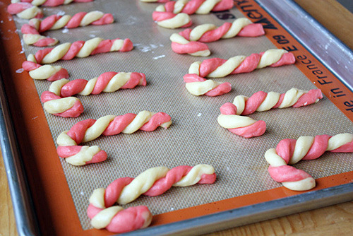 sketchinfun:  thecakebar:  Candy Cane Cookies Tutorial {click link for full tutorial}