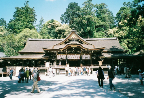 大神神社 日本最古とも言われている神社。 本殿はなく、拝殿の奥の三輪山そのものが御神体です。 三輪山は神聖な場所なので、禁足地となっています。 拝殿とその奥・禁足地の三輪山の間には結界として、珍しい三