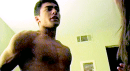 baby-velociraptor:  “If you’ve got it, flaunt it!” 