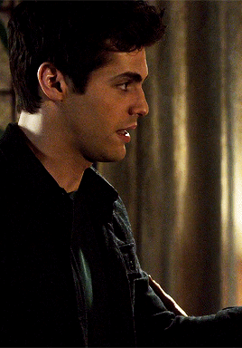 patronusmagnus:#alec’s eyes going back and forth from magnus’ eyes to his lips #meanwhil