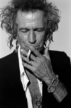 thedude-:  Happy Birthday to Keith Richards who turns 72 today.  Photo by Peter Lindbergh.