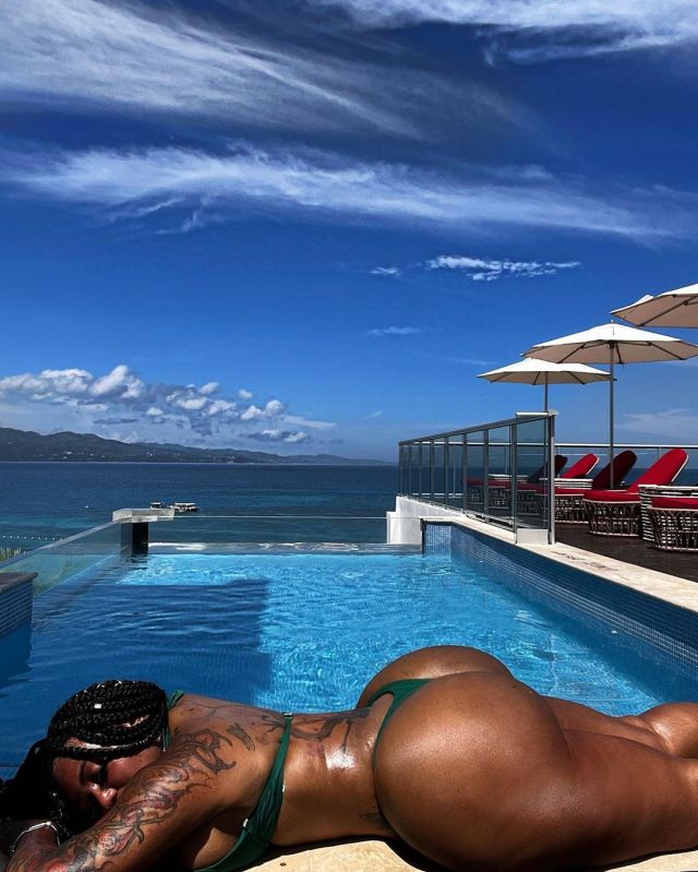 mrcarr1969:#Dark Chocolate #Super Thick #Bottom Heavy #Hump Day
