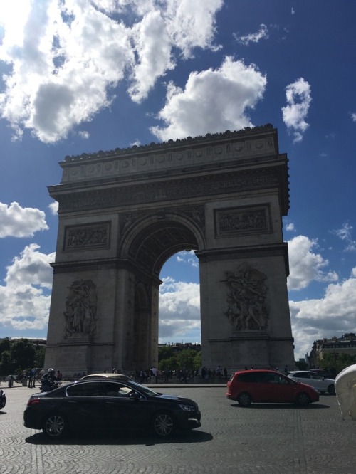 Went on a walk and found l'Arc de Triomphe