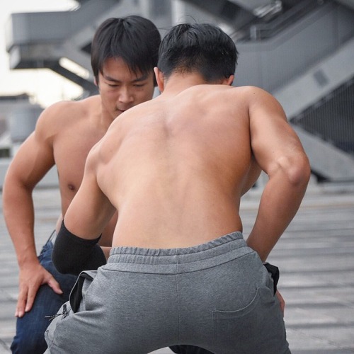 men-with-black-hair:Street workout 街頭健身 Original photography Workin’ it!Thế hình/200527