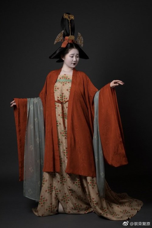 dressesofchina:Recreated Tang Dynasty looks. Tang dynasty had some outrageous hairstyles (but not as