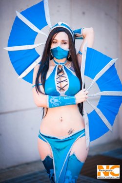 hotcosplaychicks:  Kitana Cosplay by Lady