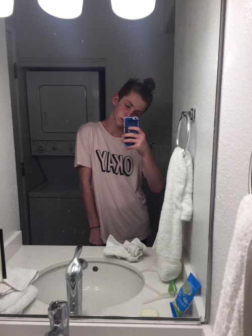 agenderootd: a series of gay bathroom selfies (grey: they/them)