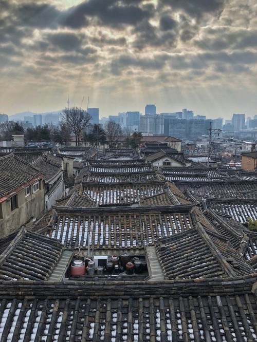 Jacob’s Ladder above Bukchon Hanok Village, via the iPhone X.