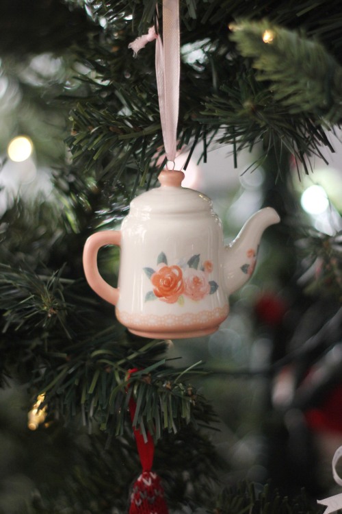 ash-elizabeth-art:A super cute ornament that I found at a bookstore recently!