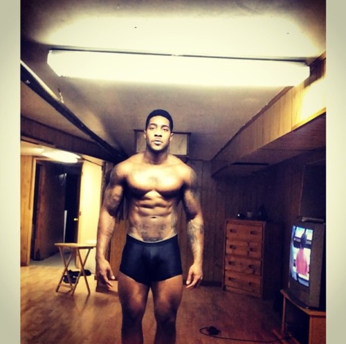 watchandstare:Another dude I follow on Instagram. He’s one of the sexiest men in Chicago. I love to see him at the gym