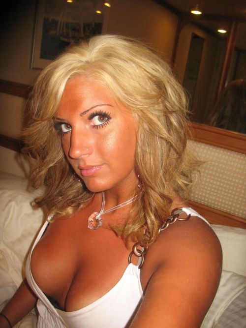 jenakrone:Eye-catching bosom selfshot http://is.gd/CpmSFBndHS2kxFH