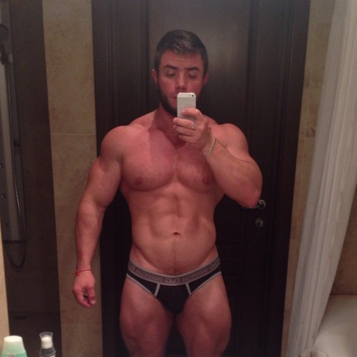fcukpuppy:  mensmuscles:  Leo Bartenev  He can cum work on me any day….