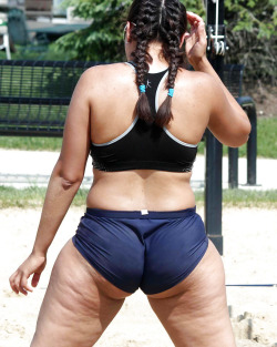 thickchicksnjunk2:  Creamy thighs 