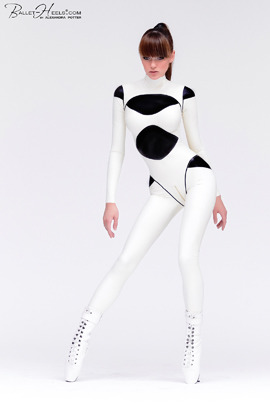 dreamerinchastity:  Alexandra Potter sports a very beautiful latex catsuit. This is probably my #1 favorite latex catsuit to-date. I hope one day I might be able to buy one like this, (not sure what colors I would do yet) but I love this one.Alexandra