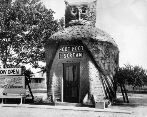 Hoot-Hoot I Scream was an actual structure built in 1927 on Valley Blvd in Rosemead. The head rotate