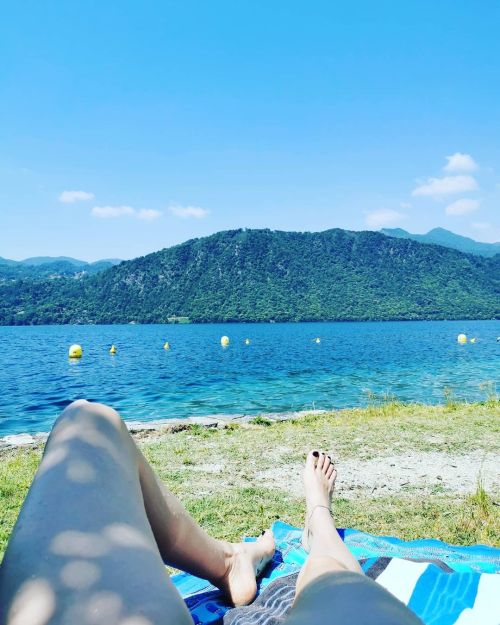 Dreamy lake. ❤️ #Italia #lagod'orta #notouristsbesideus #hippiefeet #barefeet https://www.instagram.