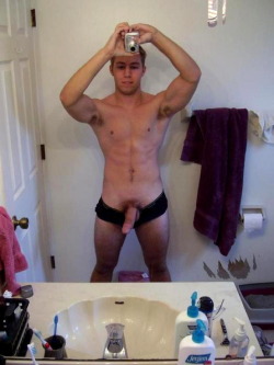 Straightboysaintshy:  Another Bored Hottie Who Took The Time To Show Us What He’s
