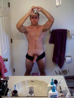 straightboysaintshy:  Another bored hottie